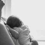 bebê de 5 meses morre após carro atingir poste