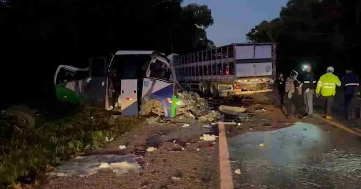 acidente entre ônibus e carreta no Paraná
