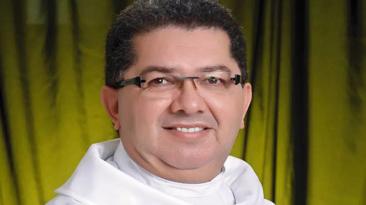 Diocese de Campina Grande comunica falecimento de Padre Romualdo e fiéis prestam homenagens