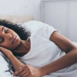 Se você sempre dorme do lado direito, veja o que pode acontecer com seu corpo
